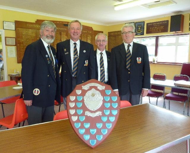 winningteaminshirleyparkbcclubhousewiththetrophy.jpg